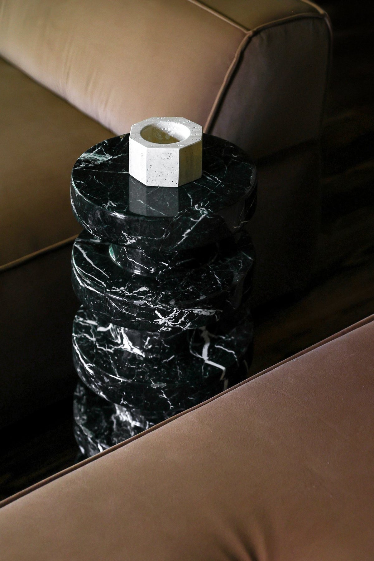 NOË 58 marble side table on a leather sofa